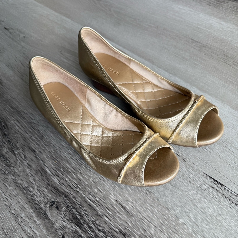 Cole Haan Gold Peep Toe Flats/Wedge Heels, Size 5.5 - Picture 3 of 17